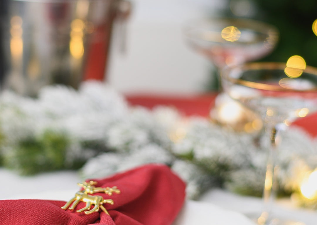 Une table de Noël élégante en rouge et or, la simplicité à l'honneur