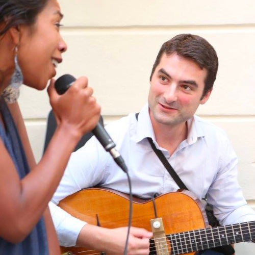 Musiciens : Un guitariste  et une chanteuse 🎤